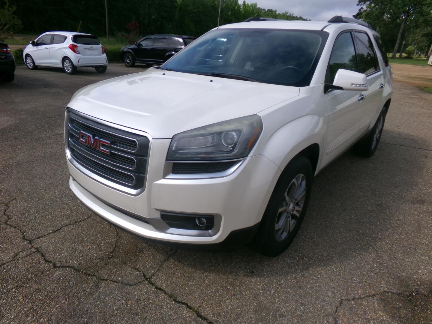 2015 White /Brown GMC Acadia SLT (1GKKRRKD4FJ) with an 3.6L engine, automatic transmission, located at 401 First NE, Bearden, AR, 71720, (870) 687-3414, 33.726528, -92.611519 - Photo#0